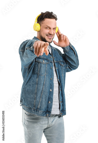 Stylish man listening to mu...