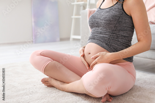 Beautiful sporty pregnant w...