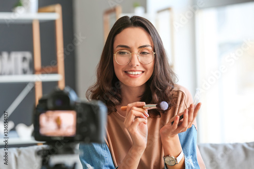 Female beauty blogger recor...