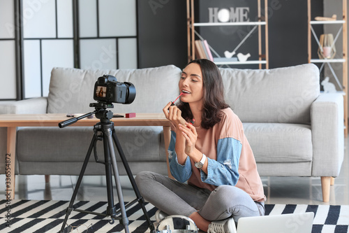 Female beauty blogger recor...