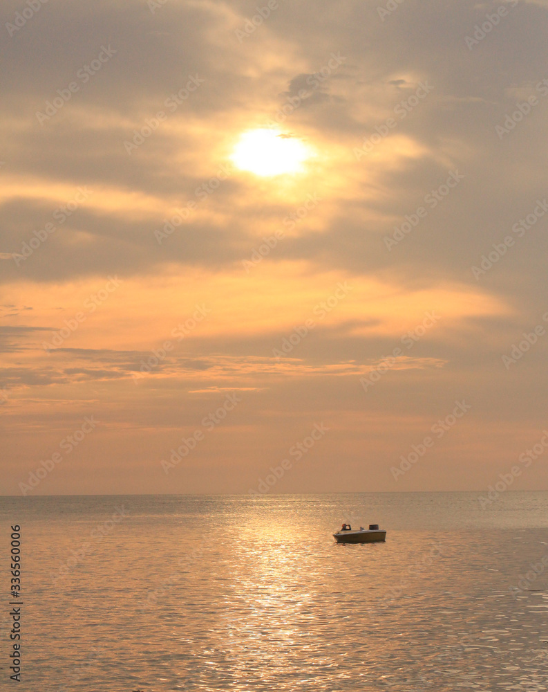 Barca sobre el reflejo del sol en el mar