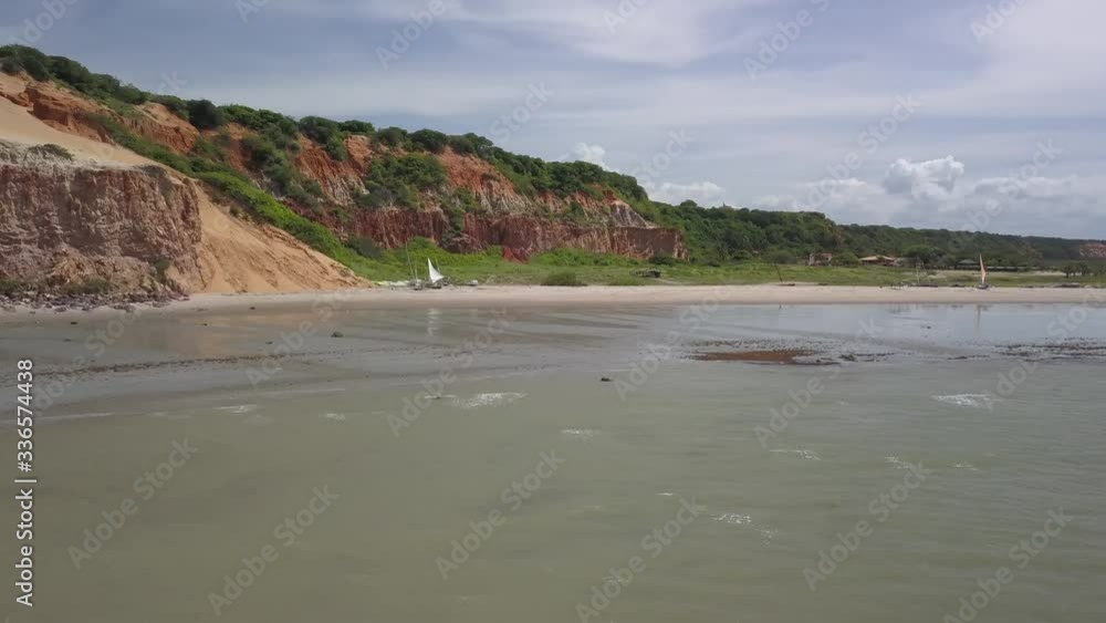Passeio na Praia de Canoa Quebrada passando por falésias avermelhadas até a Praia de Ponta Grossa no litoral leste do Estado do Ceará, Brasil Passeio na Praia de Canoa Quebrada passando por falésias avermelhadas até a Praia de Ponta Grossa no litoral leste do Estado do Ceará, Brasil