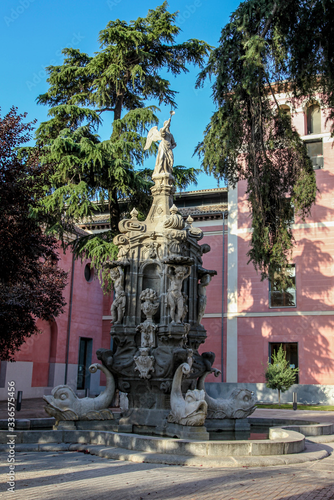 Fototapeta premium Fountain in Gardens, Madrid
