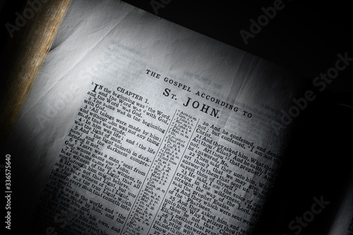 The book of John in the King James Version of the Bible Fototapete
