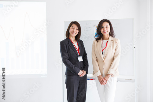 オフィスのミセス世代女性　ポートレート photo