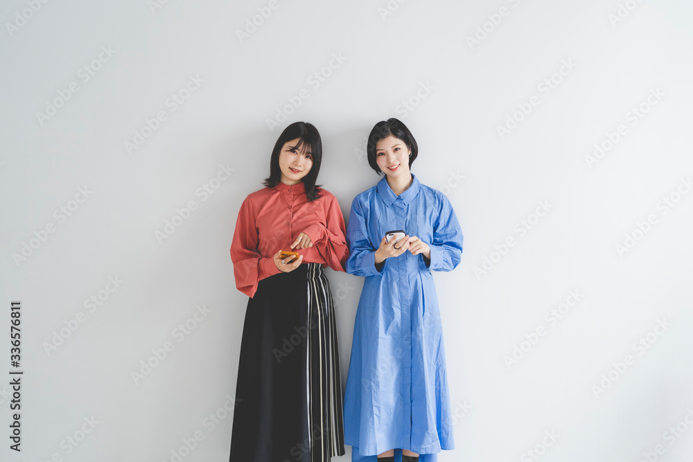 携帯電話を使う女性 携帯電話を使う女性