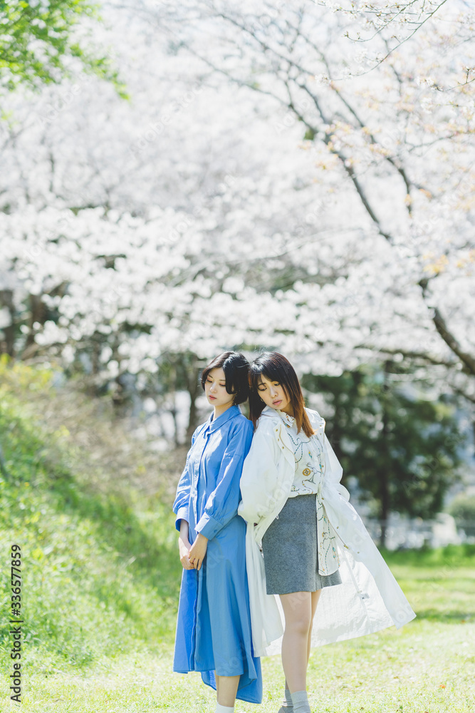 桜と女性