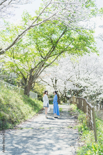 桜と女性 © peach100