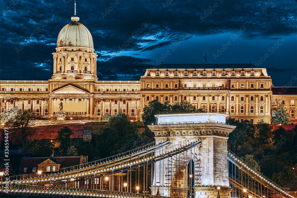 Fototapeta premium Budapest Royal Castle and Szechenyi Chain Bridge at dusk time from Danube river, Hungary.