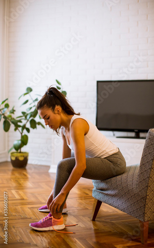 Young attractive woman prep...