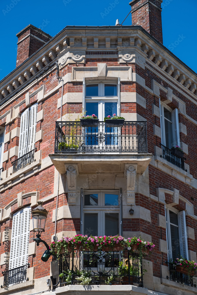 Naklejka premium Eckhaus in der Altstadt von Epernay/Frankreich
