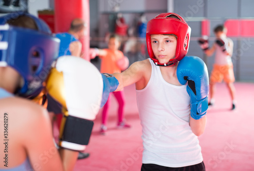 Quadro su tela Children in boxing sparring learn how to put blocks
