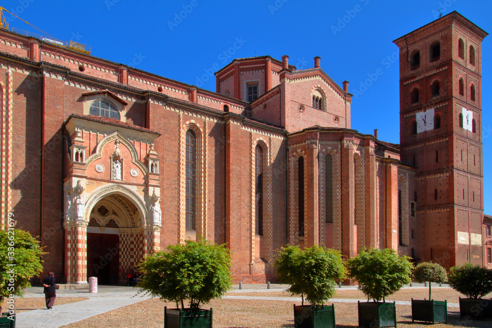 Fototapeta premium OLD CHURCH IN ASTI IN ITALY 