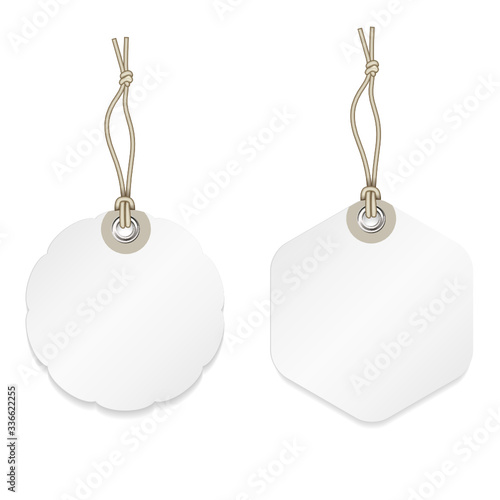 Deux étiquettes rondes blanches en papier avec ficelle.