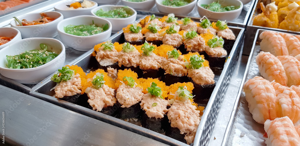 Japanese food is called sushi placed on a food tray. Mix sushi on a food tray.