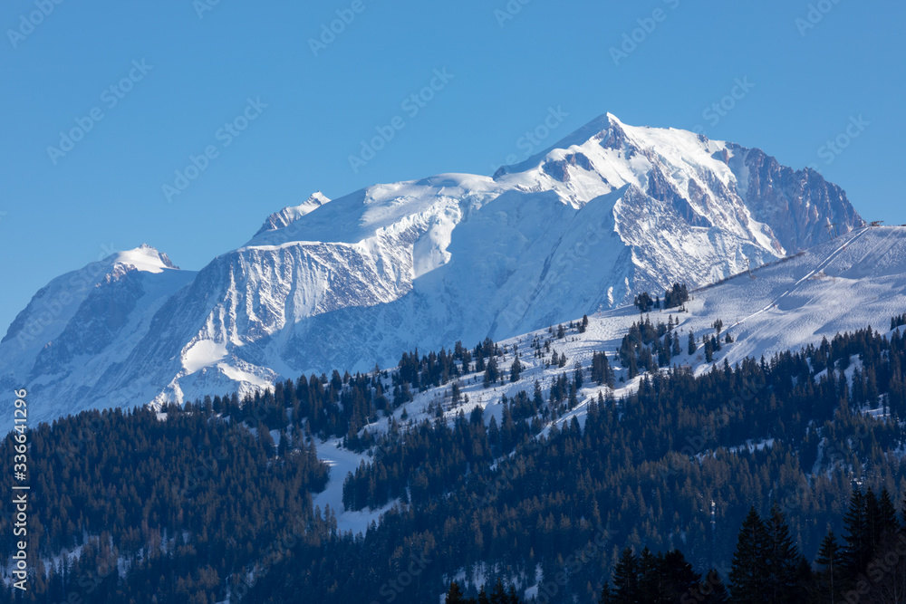 Fototapeta pokryte śniegiem góry zimą