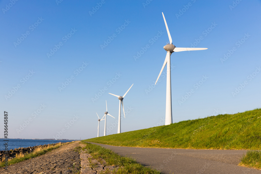 Windkraftanlagen an der Küste vom IJsselmeer