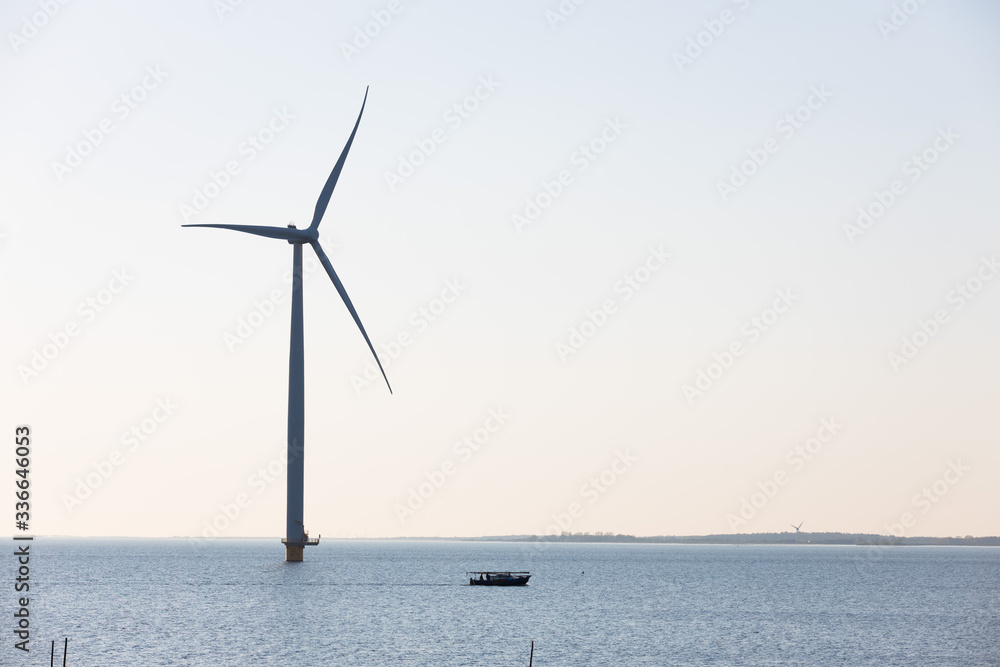 Offshore-Windkraftanlage an der Küste vom IJsselmeer