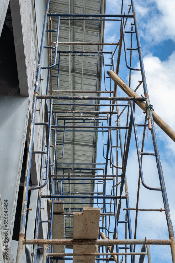 Φωτογραφία Close up detail of Steel scaffolding at construction site with protection