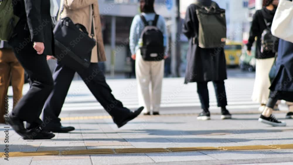 朝出勤すに日本人ビジネスマン