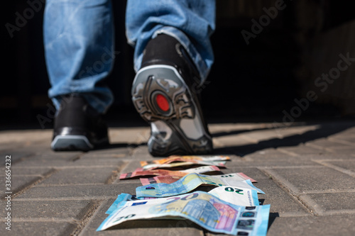 Fotografía Vom Geld entfernen weggehen Schuh von hinten Konkurs Inflation liegen lassen