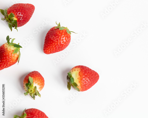 Composición de fresas sobre fondo blanco