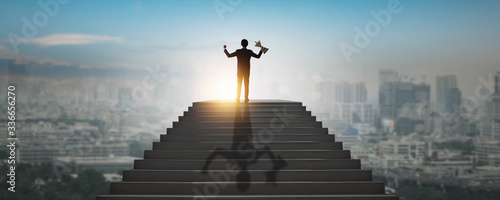 Foto highest goal achievement and success concept, successful business man, leader bu