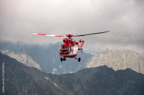 Helikopter TOPR, akcja ratunkowa pod Rysami © Małgorzata