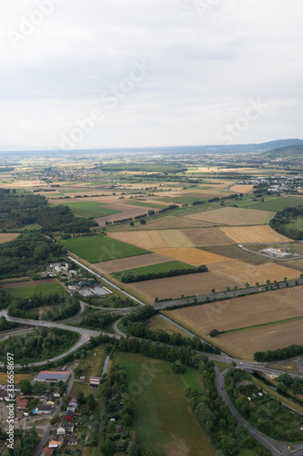 Stadtautobahn durch Wiesen und Felder © tina7si