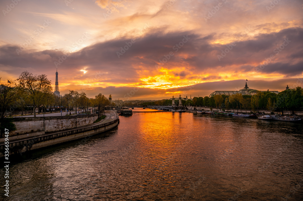 Couché de soleil sur la Seine à Paris 