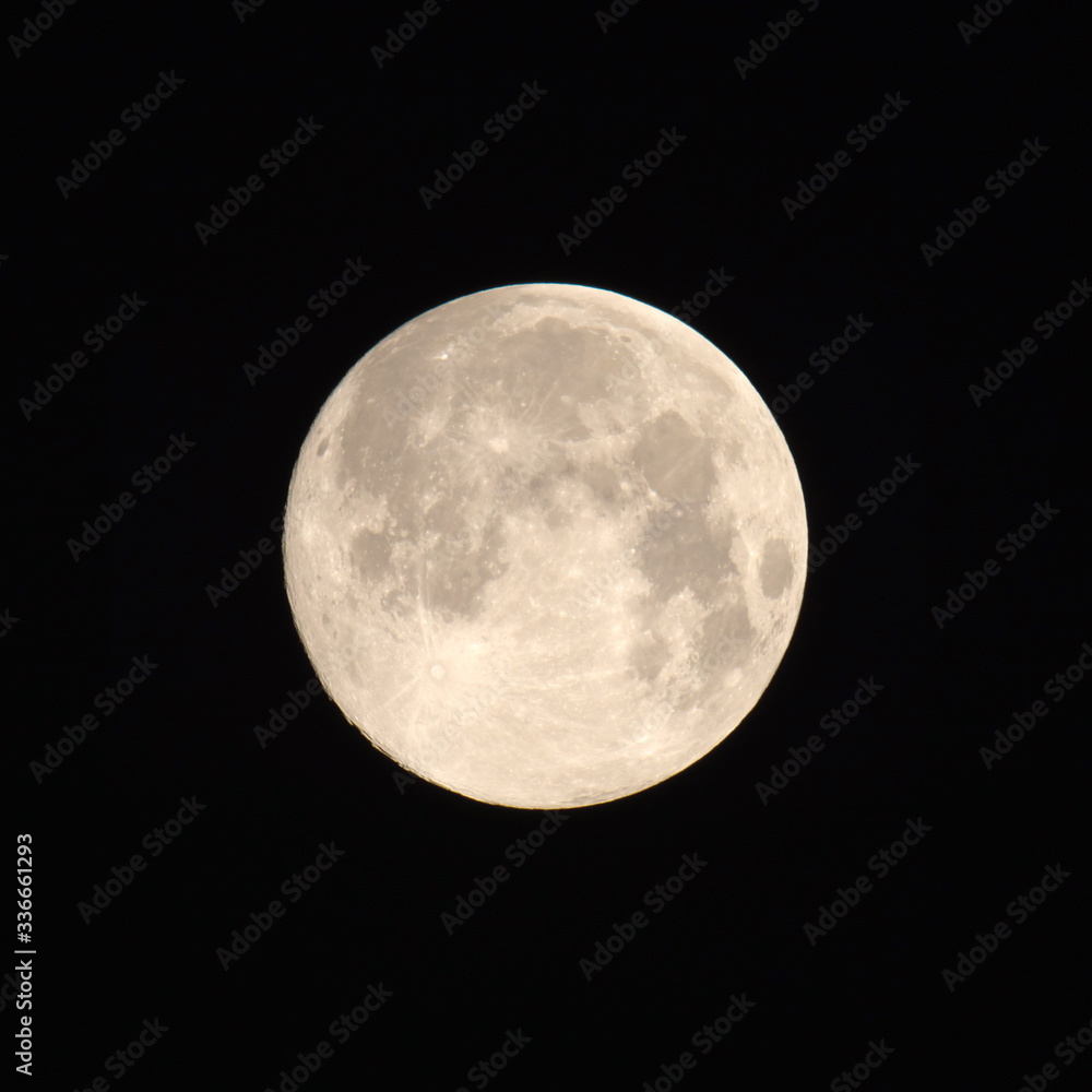 Tokyo,Japan-April 8, 2020: The supermoon, the largest full moon of 2020, observed in Tokyo, Japan, at around 3:30AM on April 8, 2020
Tokyo,Japan-April 8, 2020: The supermoon, the largest full moon of 2020, observed in Tokyo, Japan, at around 3:30AM on April 8, 2020