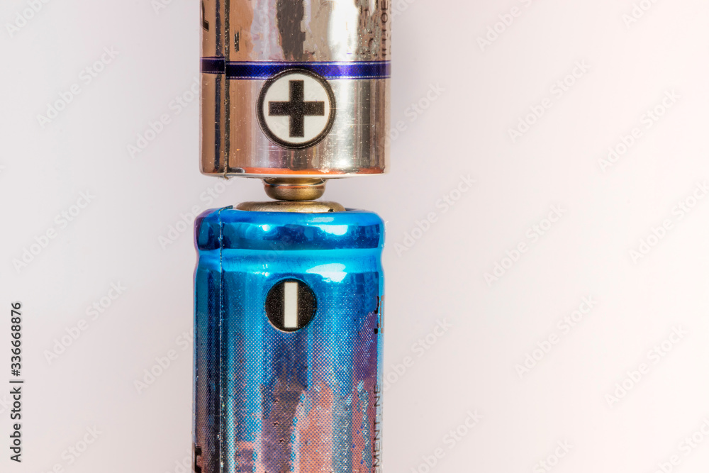 Bateria com polos positivo e negativo conectados Stock Photo Adobe Stock