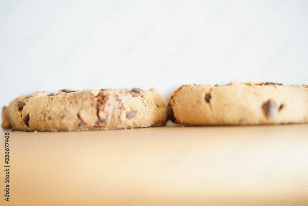 Kekse mit Schokoladenstückchen auf einem Küchenbrett Kekse mit Schokoladenstückchen auf einem Küchenbrett