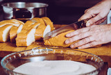 Persona preparando torrijas caseras con pan leche, azucar y canela para semana santa