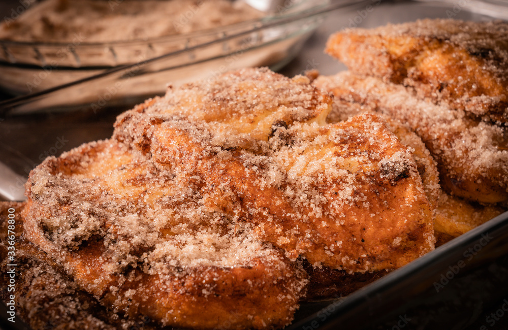 Torrijas con leche , azucar y canela para comer en semana santa, dulces caseros Torrijas con leche , azucar y canela para comer en semana santa, dulces caseros