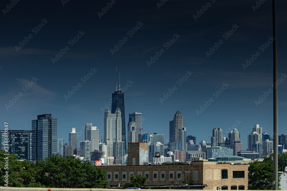 Fototapeta premium Chicago in summer with clear skies with buildings and greenery