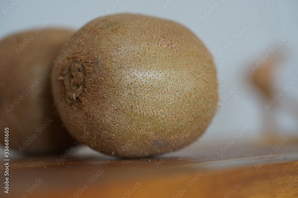 Kiwis auf einem Küchenbrett Kiwis auf einem Küchenbrett