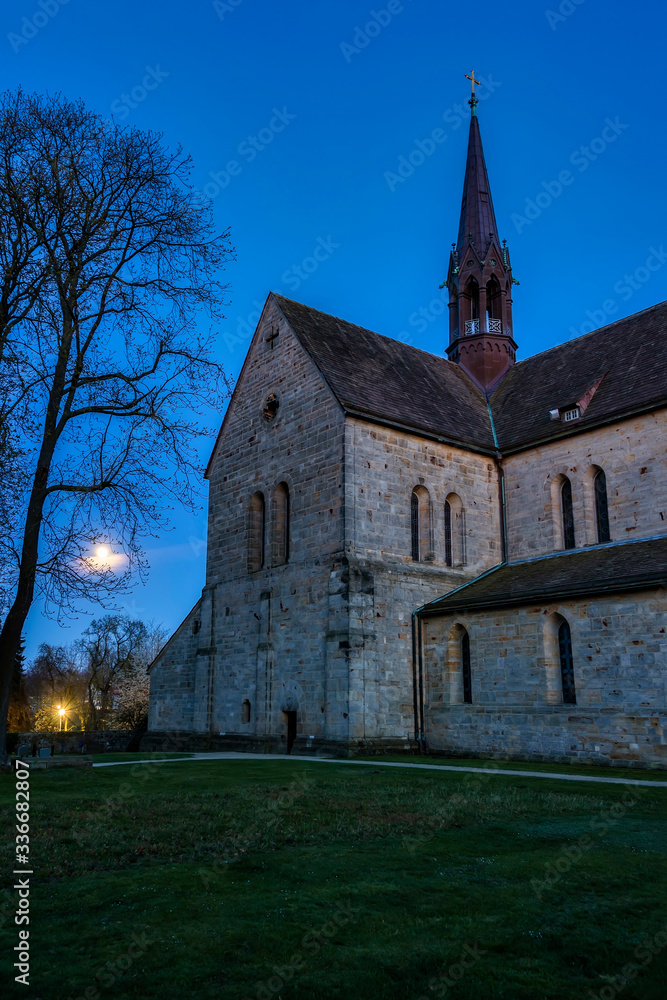 Kirche des Kloster Loccum abends bei Vollmond im April 2020