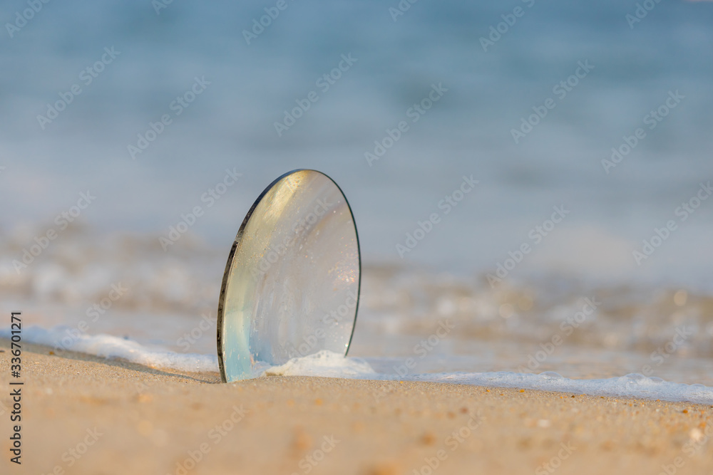 砂浜にある一枚の凸レンズの風景