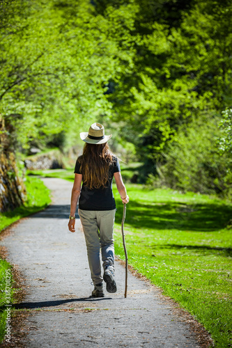 Frau beim Wandern durch schöne Naturlandschaft