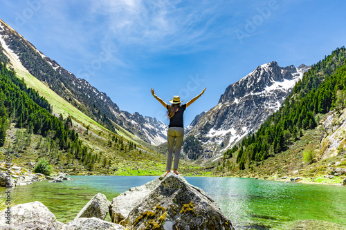 Frau auf einem Felsen an einem Bergsee