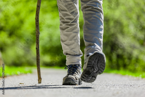 Frau beim Wandern durch schöne Naturlandschaft