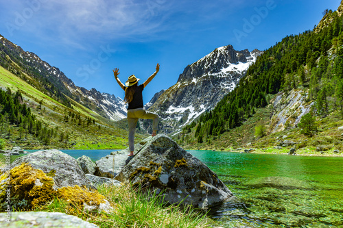Frau auf einem Felsen an einem Bergsee
