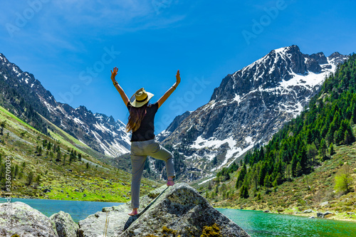 Frau auf einem Felsen an einem Bergsee
