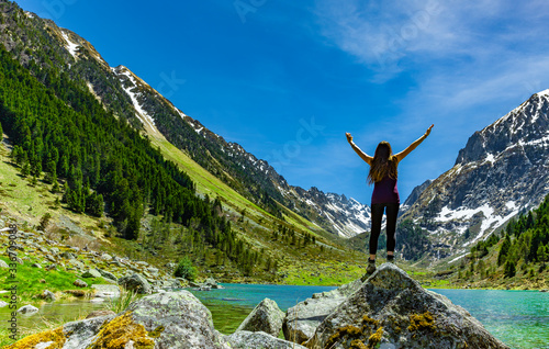 Frau auf einem Felsen an einem Bergsee