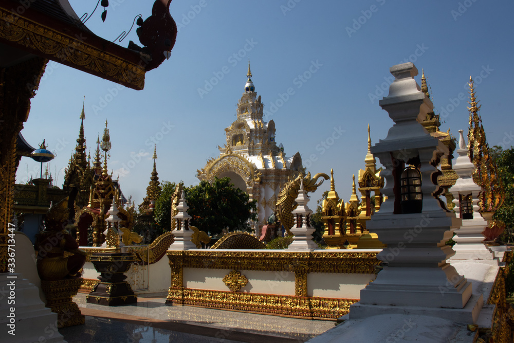 Fototapeta premium A beautiful view of buddhist temple Wat Saeng Kaew at Chiang Rai, Thailand.