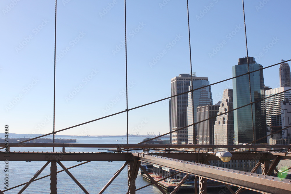 Fototapeta premium Durchblick durch die Aufwängung der Brooklyn Bridge