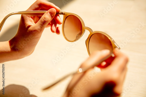 手に持ったサングラス　夕日　きれいな影