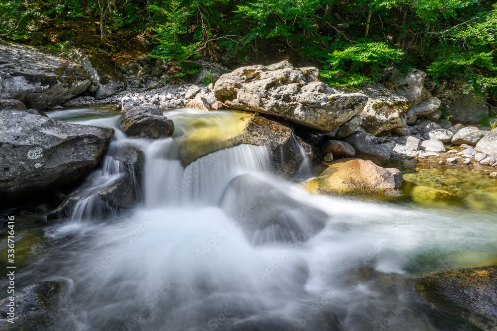 Obraz premium Le rio de salenques dans le val d'aran