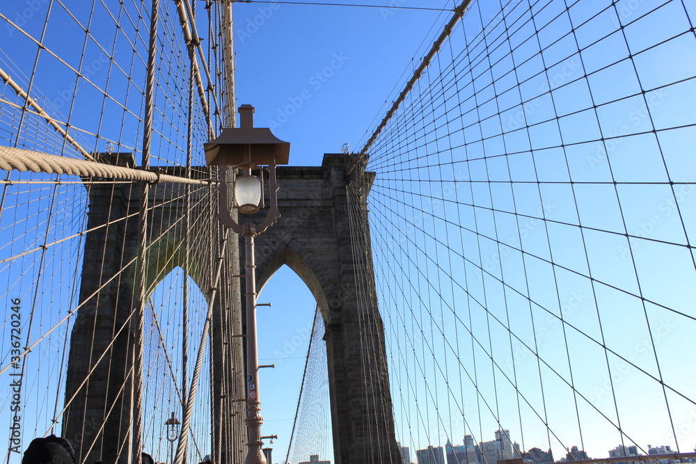 Obraz premium Brooklyn Bridge unterm blauen Himmel